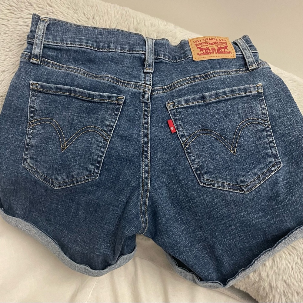 Levi’s Mid Length Short